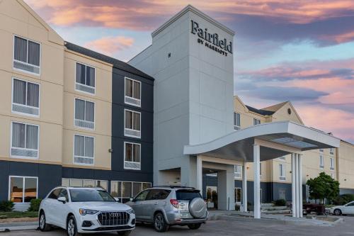 Fairfield Inn by Marriott Evansville West allows 18 year olds to book a room in Evansville 