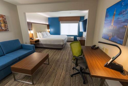 Wingate by Wyndham Lafayette Airport allows 18 year olds to book a room in Lafayette