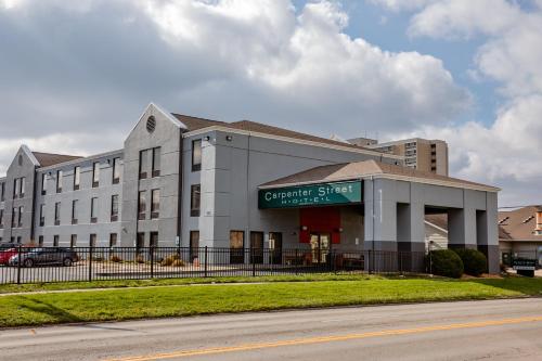 Carpenter Street Hotel allows 18 year olds to book a room in Springfield