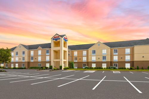 Fairfield Inn by Marriott Evansville East allows 18 year olds to book a room in Evansville 