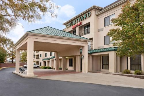 Courtyard by Marriott Topeka allows 18 year olds to book a room in Topeka