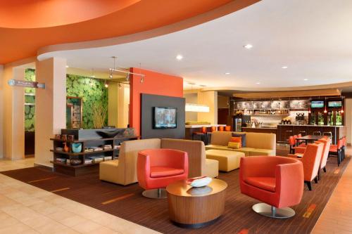 Courtyard by Marriott Peoria allows 18 year olds to book a room in Peoria