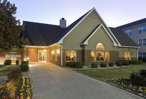 Residence Inn by Marriott Waco allows 18 year olds to book a room in Waco