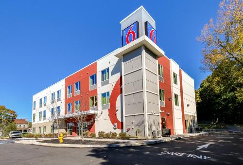 Motel 6-Allentown, PA allows 18 year olds to book a room in Allentown