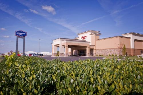 Hampton Inn Evansville Airport allows 18 year olds to book a room in Evansville 