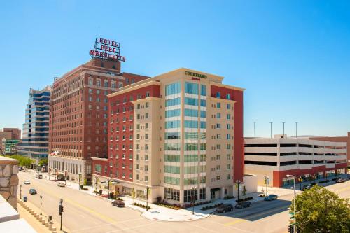 Courtyard Peoria Downtown allows 18 year olds to book a room in Peoria