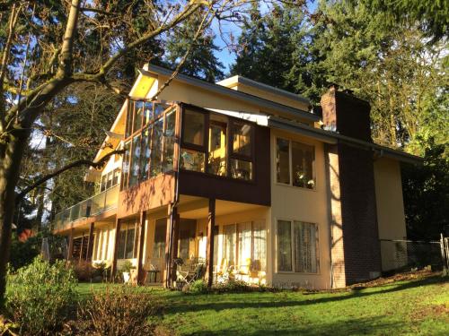 A Cascade View Bed And Breakfast allows 18 year olds to book a room in Bellevue