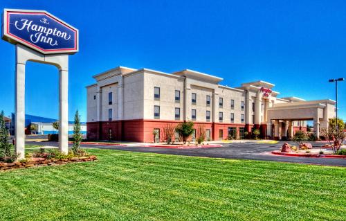 Hampton Inn Midland allows 18 year olds to book a room in Midland