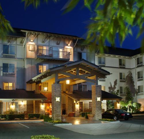 Larkspur Landing Bellevue - An All-Suite Hotel allows 18 year olds to book a room in Bellevue