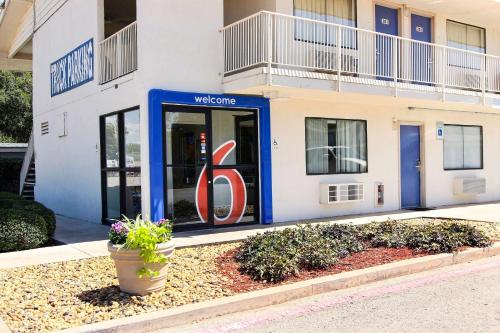 Motel 6-Abilene, TX allows 18 year olds to book a room in Abilene