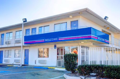 Motel 6-Murfreesboro, TN allows 18 year olds to book a room in Murfreesboro