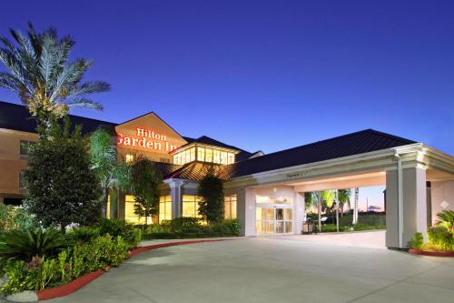 Hilton Garden Inn Beaumont allows 18 year olds to book a room in Beaumont