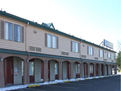 Scottish Inn & Suites-Allentown allows 18 year olds to book a room in Allentown