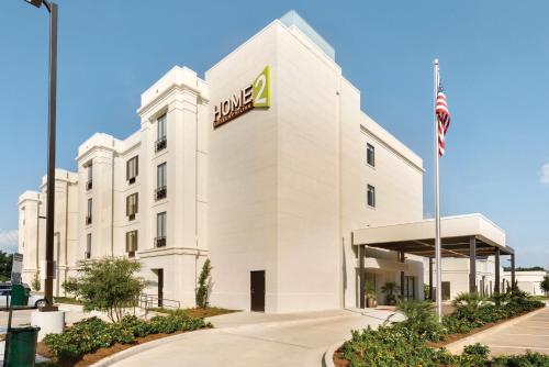 Home2 Suites by Hilton Parc Lafayette allows 18 year olds to book a room in Lafayette