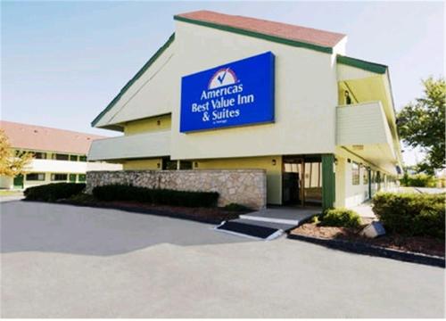 Americas Best Value Inn Kansas City East - Independence allows 18 year olds to book a room in Independence