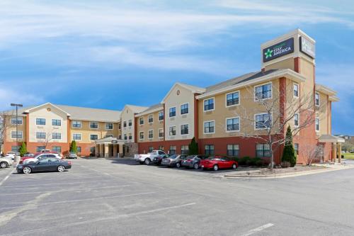 Extended Stay America Suites - Peoria - North allows 18 year olds to book a room in Peoria