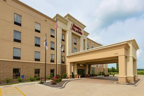 Hampton Inn and Suites Peoria at Grand Prairie allows 18 year olds to book a room in Peoria