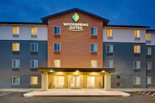 WoodSpring Suites Seattle Everett allows 18 year olds to book a room in Everett