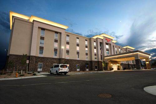 Hampton Inn Denver Tech Center South allows 18 year olds to book a room in Centennial