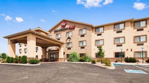 Best Western Plus Eagleridge Inn & Suites allows 18 year olds to book a room in Pueblo