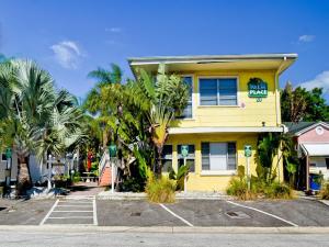 Palm Place 1 - Sabal Palm Beach getaway 624 allows 18 year olds to book a room in Clearwater