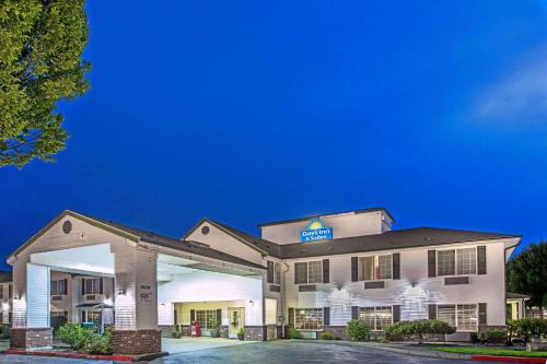 Days Inn & Suites by Wyndham Gresham allows 18 year olds to book a room in Gresham