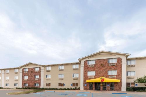 Super 8 by Wyndham Wichita Falls allows 18 year olds to book a room in Wichita Falls