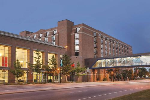 Hyatt Regency Green Bay allows 18 year olds to book a room in Green Bay