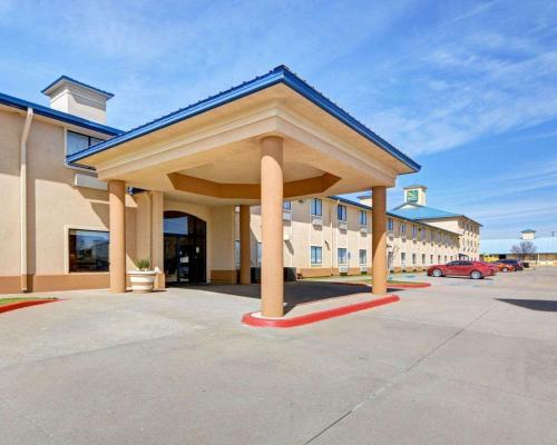 Quality Inn & Suites Wichita Falls I-44 allows 18 year olds to book a room in Wichita Falls