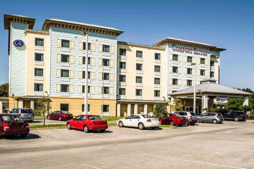 Comfort Suites Palm Bay - Melbourne allows 18 year olds to book a room in Palm Bay