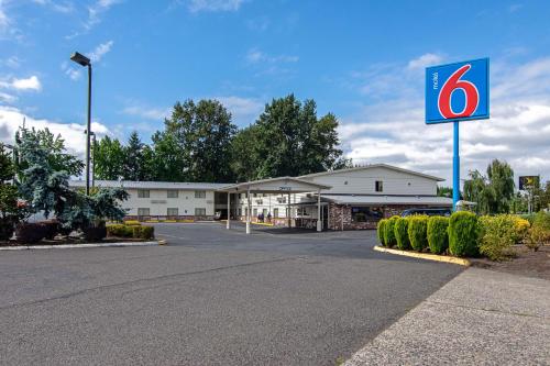 Motel 6-Gresham, OR - Portland allows 18 year olds to book a room in Gresham