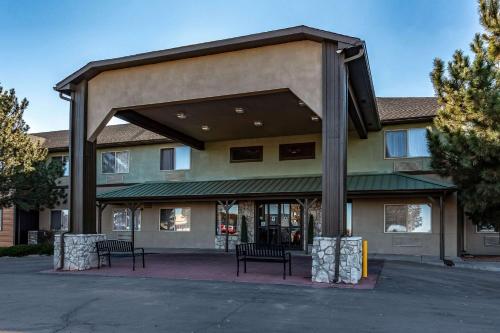 Quality Inn & Suites West allows 18 year olds to book a room in Pueblo