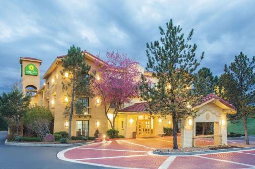 La Quinta Inn by Wyndham Denver Westminster allows 18 year olds to book a room in Westminster