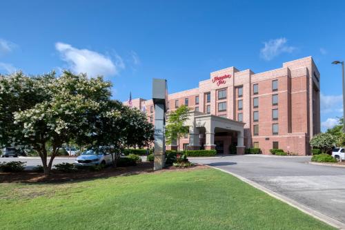 Hampton Inn Wilmington University Area allows 18 year olds to book a room in Wilmington