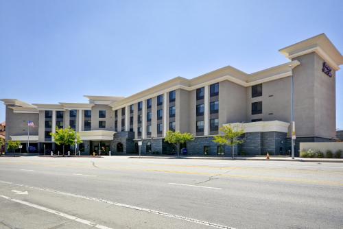 Hampton Inn & Suites Los Angeles Burbank Airport allows 18 year olds to book a room in Burbank