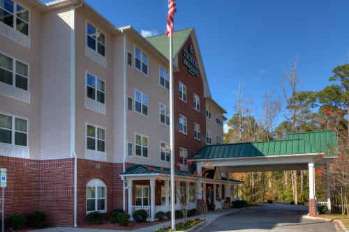 Country Inn & Suites by Radisson, Wilmington, NC allows 18 year olds to book a room in Wilmington