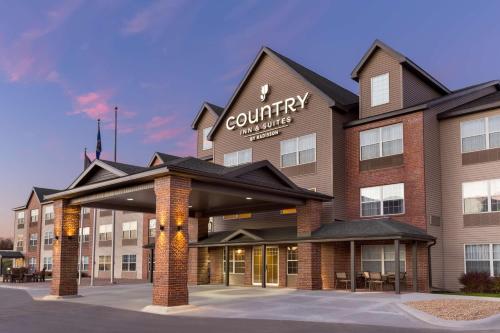 Country Inn & Suites by Radisson, Rochester South, MN allows 18 year olds to book a room in Rochester