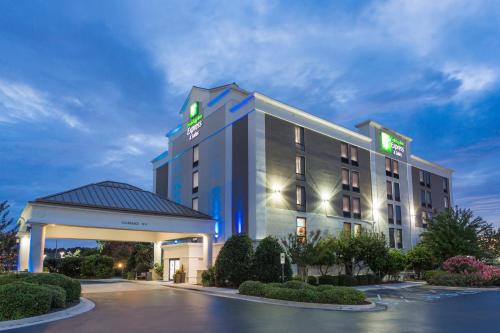 Holiday Inn Express & Suites Wilmington-University Center, an IHG Hotel allows 18 year olds to book a room in Wilmington