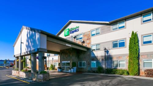 Holiday Inn Express Hotel & Suites Everett, an IHG Hotel allows 18 year olds to book a room in Everett