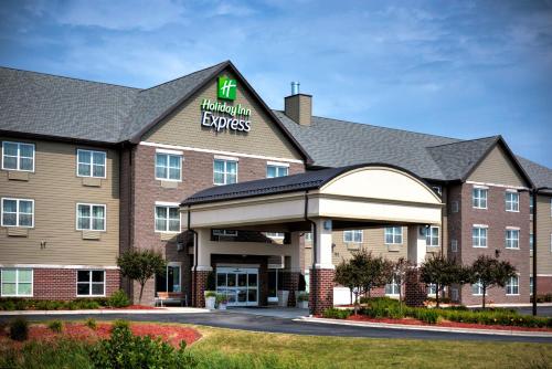 Holiday Inn Express & Suites - Green Bay East, an IHG Hotel allows 18 year olds to book a room in Green Bay