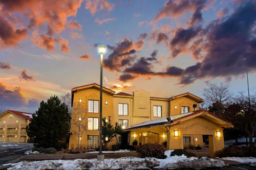 La Quinta Inn by Wyndham Denver Northglenn allows 18 year olds to book a room in Westminster