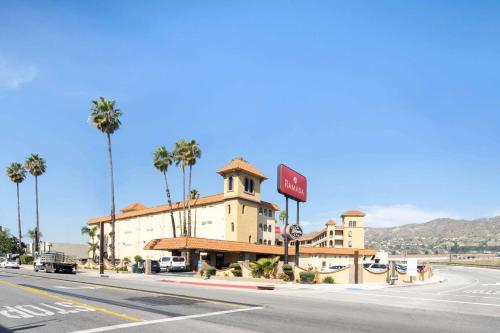 Ramada by Wyndham Burbank Airport allows 18 year olds to book a room in Burbank