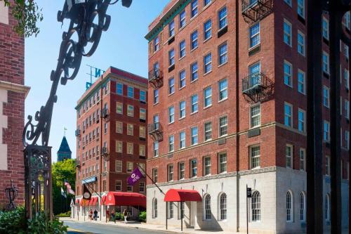 Sheraton Commander Hotel allows 18 year olds to book a room in Cambridge