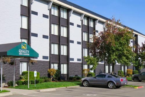 Quality Inn & Suites Everett allows 18 year olds to book a room in Everett