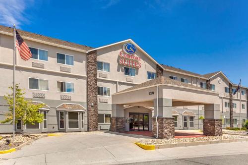 Comfort Suites Denver Tech Center/Englewood allows 18 year olds to book a room in Centennial