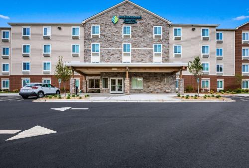 WoodSpring Suites Elgin - Chicago allows 18 year olds to book a room in Elgin