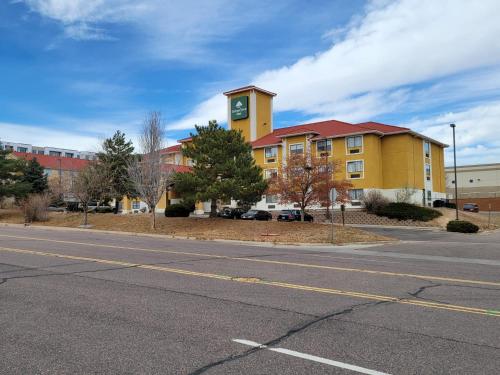 GreenTree Inn Denver Tech Center allows 18 year olds to book a room in Centennial