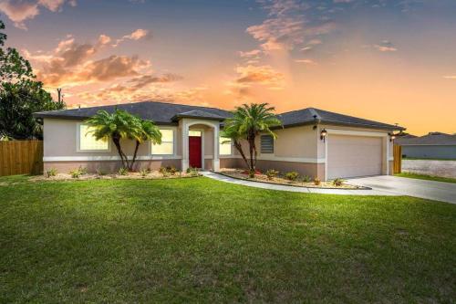 Beautiful Spacious 4bedroom house in Palm Bay FL. allows 18 year olds to book a room in Palm Bay