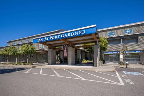 Inn at Port Gardner-Everett Waterfront, Ascend Hotel Collection allows 18 year olds to book a room in Everett