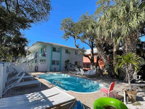 MySunsetView 4 Unit2 2bed 1bath with Pool 3min to Beach allows 18 year olds to book a room in Clearwater